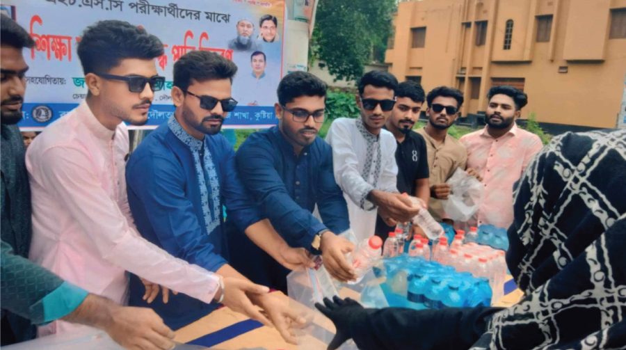 দৌলতপুরে এইচএসসি পরীক্ষার্থীদের সেবায় ছাত্রলীগ