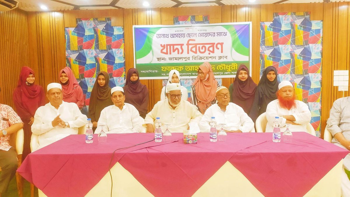 অনাথদের মাঝে খাদ্য বিতরণ করলেন জেলা পরিষদের সাবেক চেয়ারম্যান