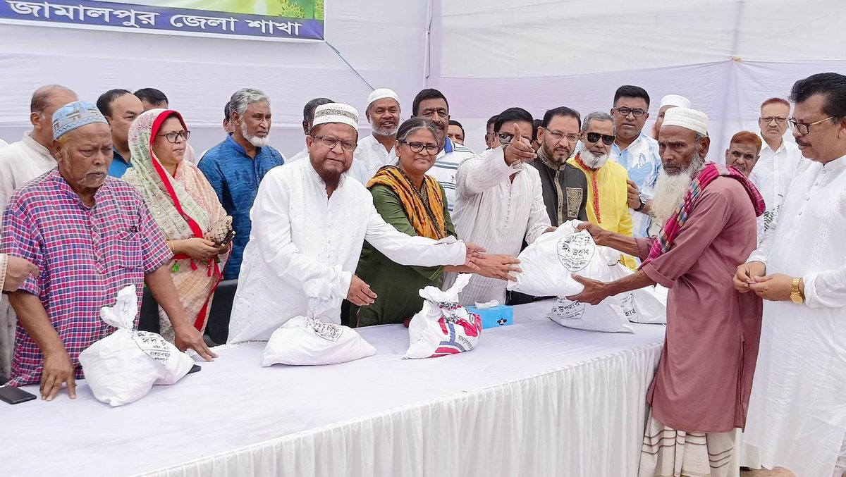 জামালপুরে অসচ্ছলদের মাঝে জেলা আ.লীগের প্রধানমন্ত্রীর ঈদ উপহার বিতরণ
