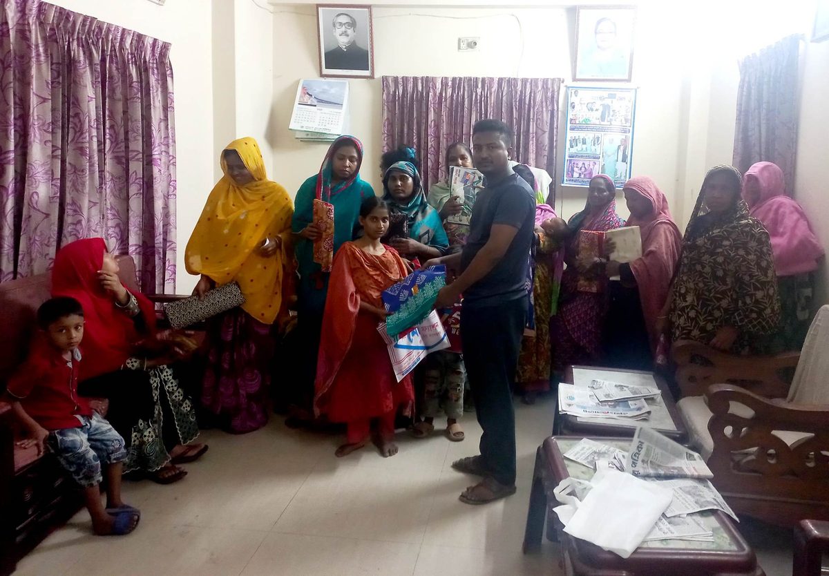প্রতিবন্ধী পরিবারের মাঝে বীর মুক্তিযোদ্ধা আজগর আলী'র ঈদের পোশাক বিতরণ