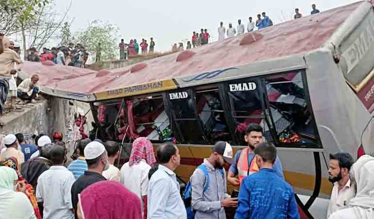 মাদারীপুরে যাত্রীবাহী বাস খাদে, নিহত বেড়ে ২০