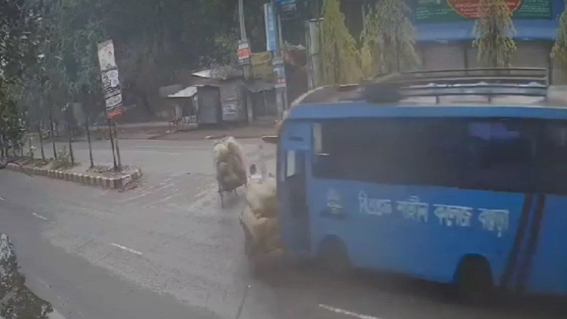বগুড়ায় স্কুল বাসের ধাক্কায় ভ্যান চালক নিহত