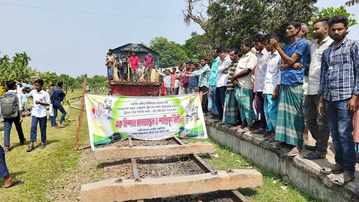 জামালপুরে ট্রেন থামিয়ে পাঁচ ঘন্টা রেলপথ অবরোধ, যাত্রীদের চরম দুর্ভোগ