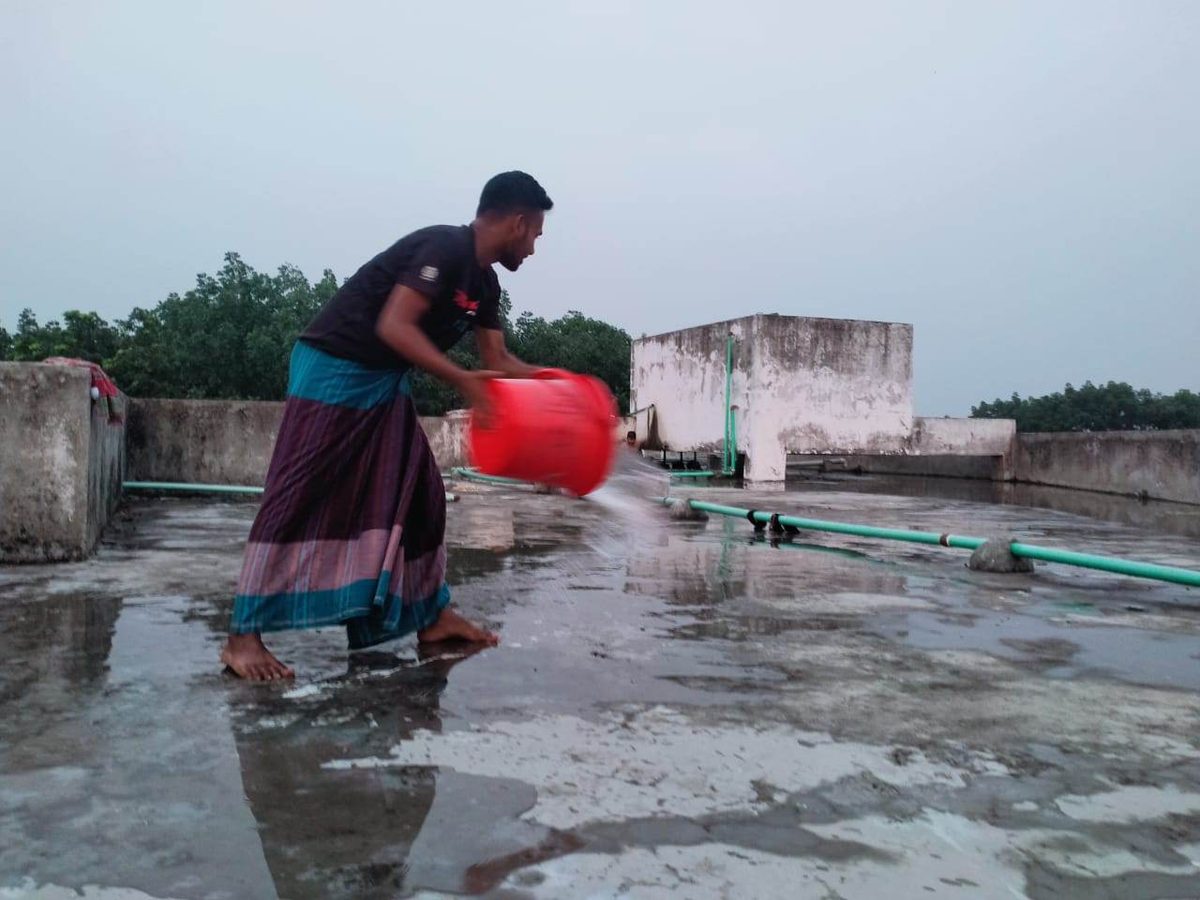 তীব্র তাপদাহে রুম গরম, ছাদে পানি ঢেলে ঠান্ডার চেষ্টা ইবি শিক্ষার্থীর