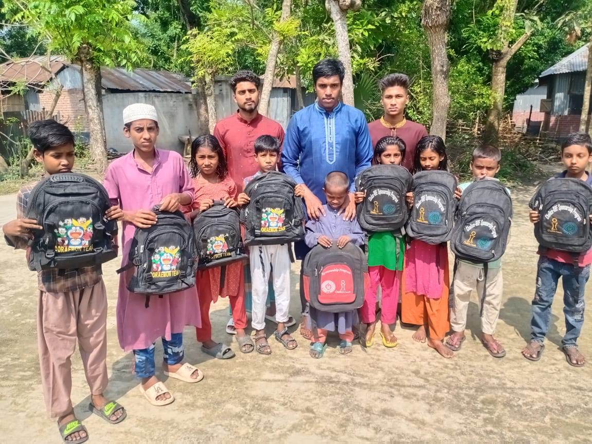কুমারখালীতে শিক্ষার্থীদের মাঝে শিক্ষা উপকরণ বিতরণ