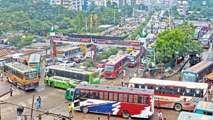 মহাখালী বাস টার্মিনালের সামনের রাস্তা বন্ধ করল শ্রমিকরা