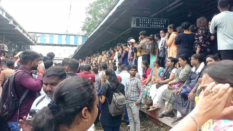 বিক্ষোভ ঠেকাতে ভারতে স্কুল ও ইন্টারনেট সেবা বন্ধ