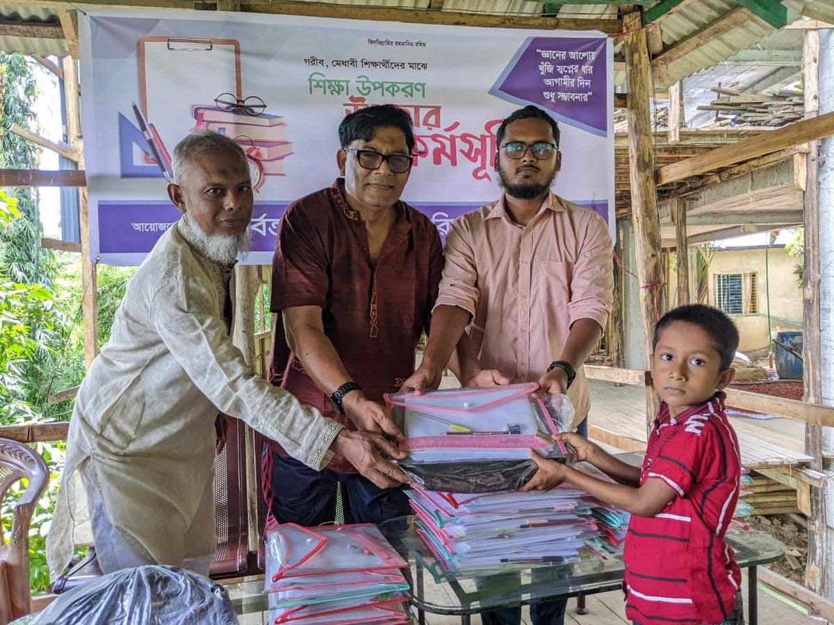 বান্দরবানে পার্বত্য চট্টগ্রাম ছাত্র পরিষদের উদ্যোগে শিক্ষা উপকরণ উপহার কর্মসূচী