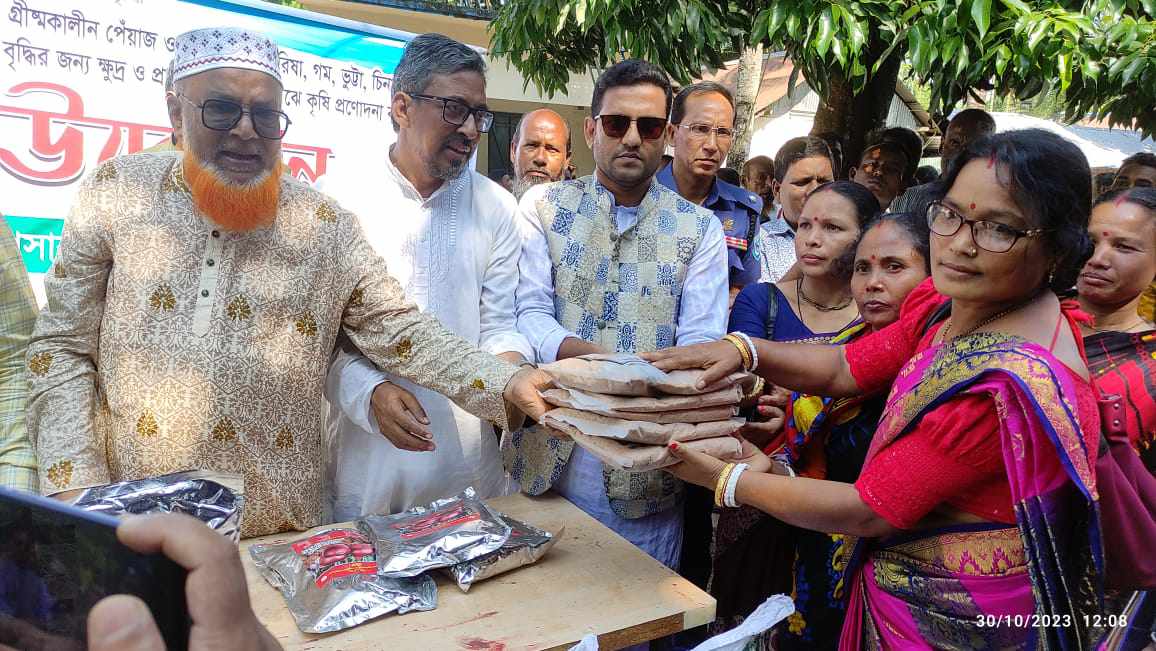 দেবীগঞ্জে কৃষি প্রণোদনার সার ও বীজ বিতরণ কর্মসূচির উদ্বোধন