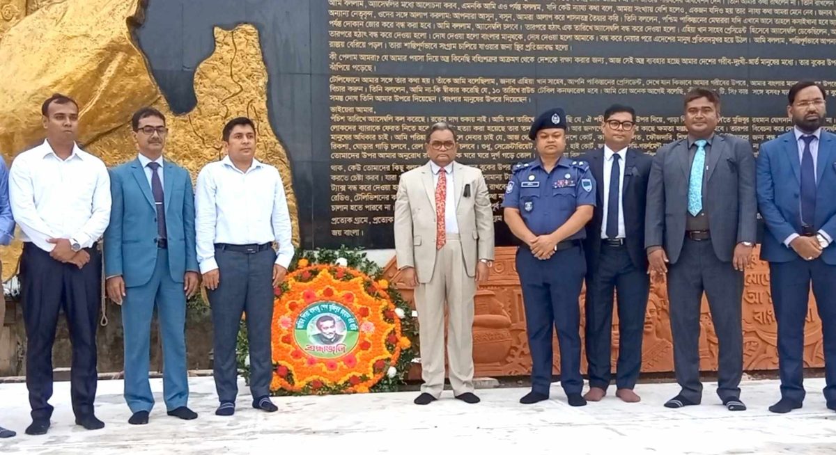 খোকসায় মুক্তিযুদ্ধের স্মৃতিস্তম্ভ মুক্তির মন্ত্র ’র ফলোক উন্মোচন