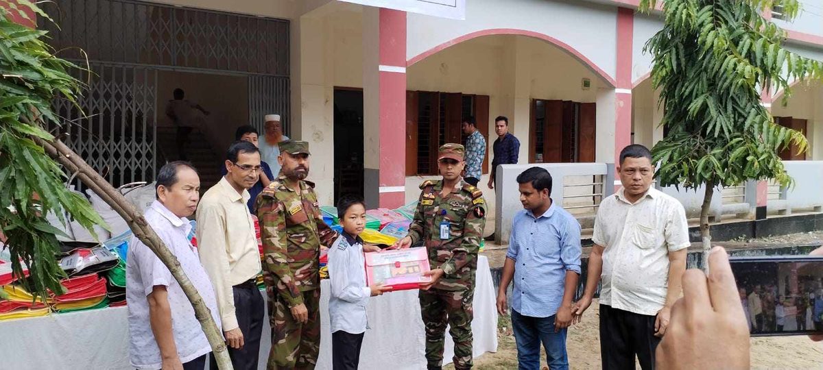 বান্দরবানে সেনাবাহিনীর উদ্যোগে শিক্ষা সামগ্রী বিতরণ