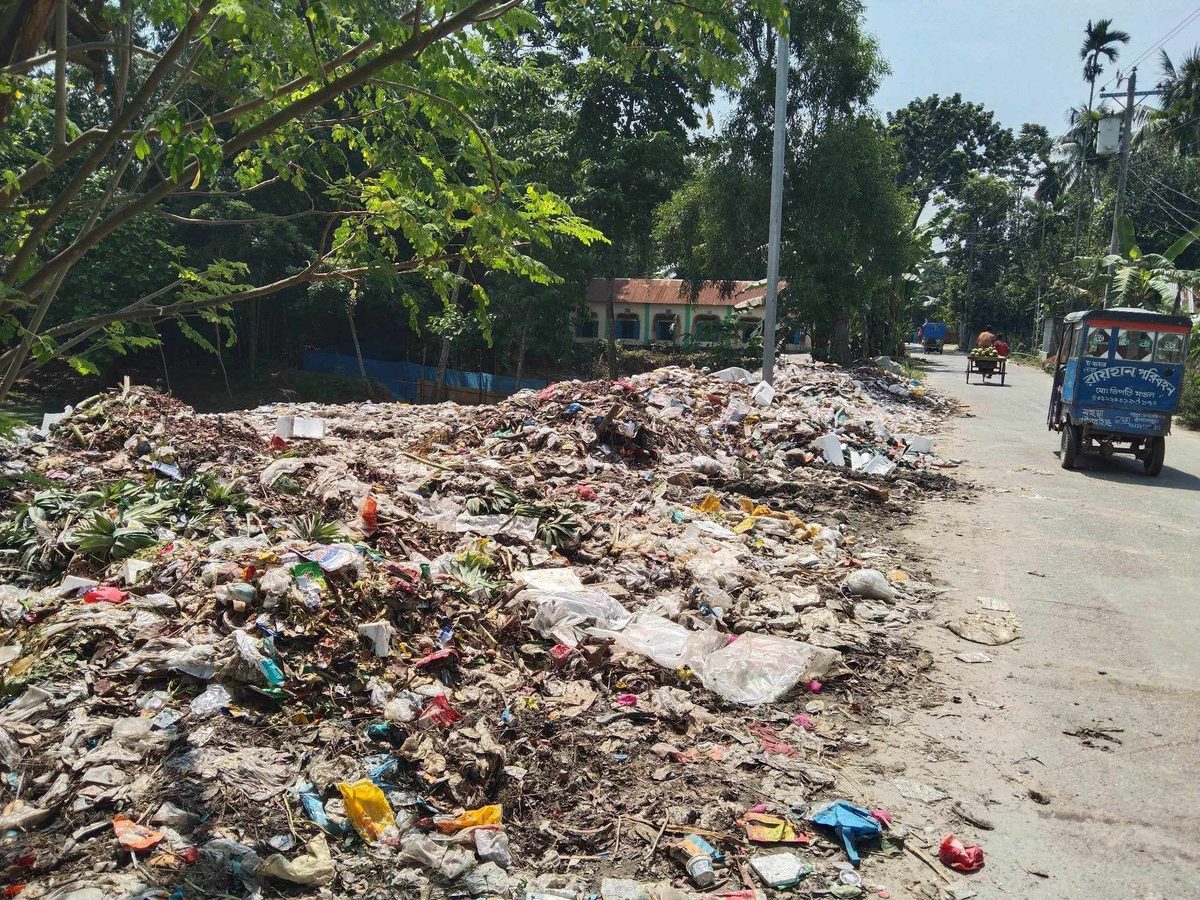 রাস্তার পাশে ময়লার স্তূপ, বিপাকে পথচারীসহ পৌরবাসী