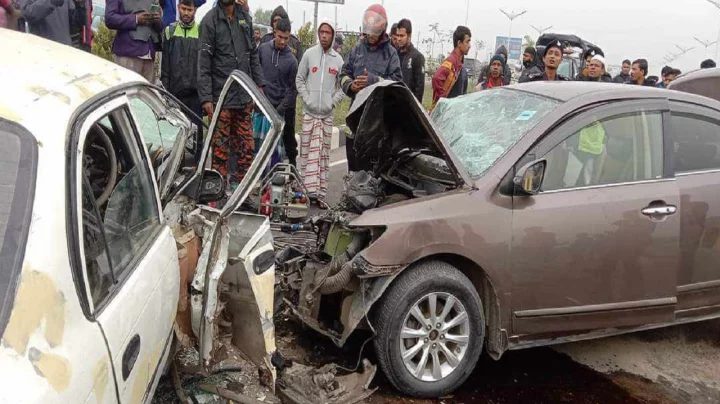পূর্বাচলে দুইটি প্রাইভেটকারের মুখোমুখি সংঘর্ষ, নিহত ৩