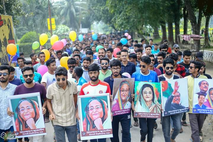 প্রধানমন্ত্রীর ছবি হাতে নিয়ে ইবি ছাত্রলীগের আনন্দমিছিল