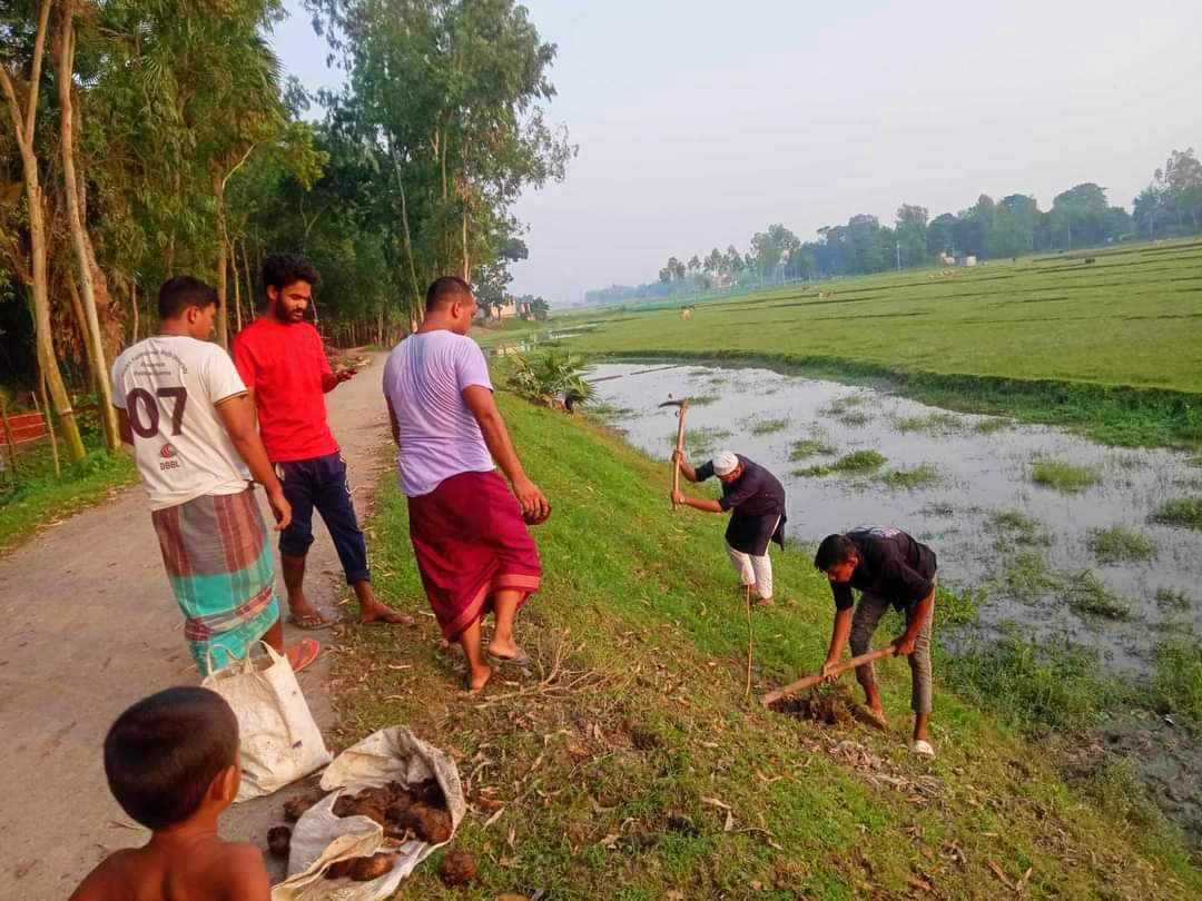 বজ্রপাত ও প্রাকৃতিক দুর্যোগ রোধে যুবসমাজের স্বেচ্ছায় তাল গাছের চারা রোপন