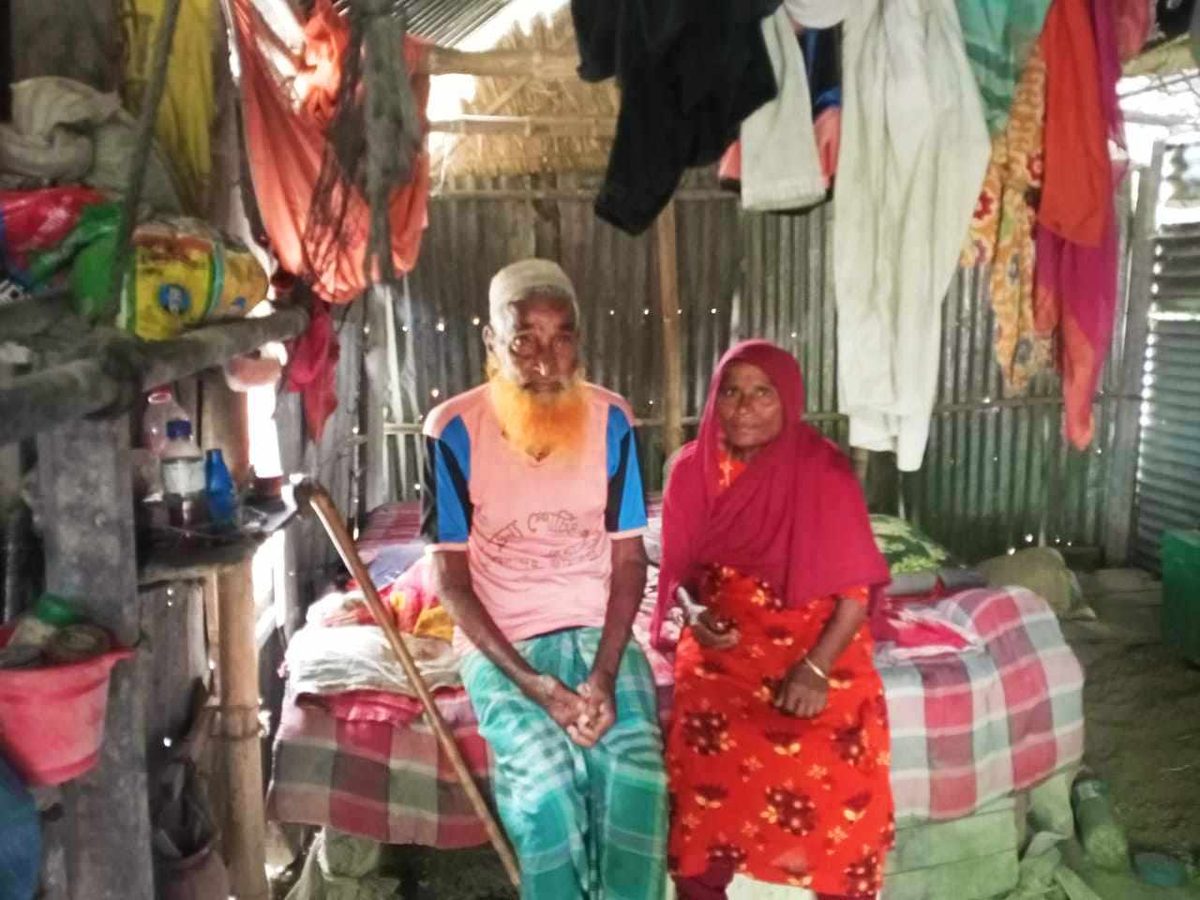 দ্বিতীয় বিয়ে করায় বাড়িছাড়া,ঝুপড়ি ঘরে মানবেতর বসবাস বৃদ্ধ দম্পতির