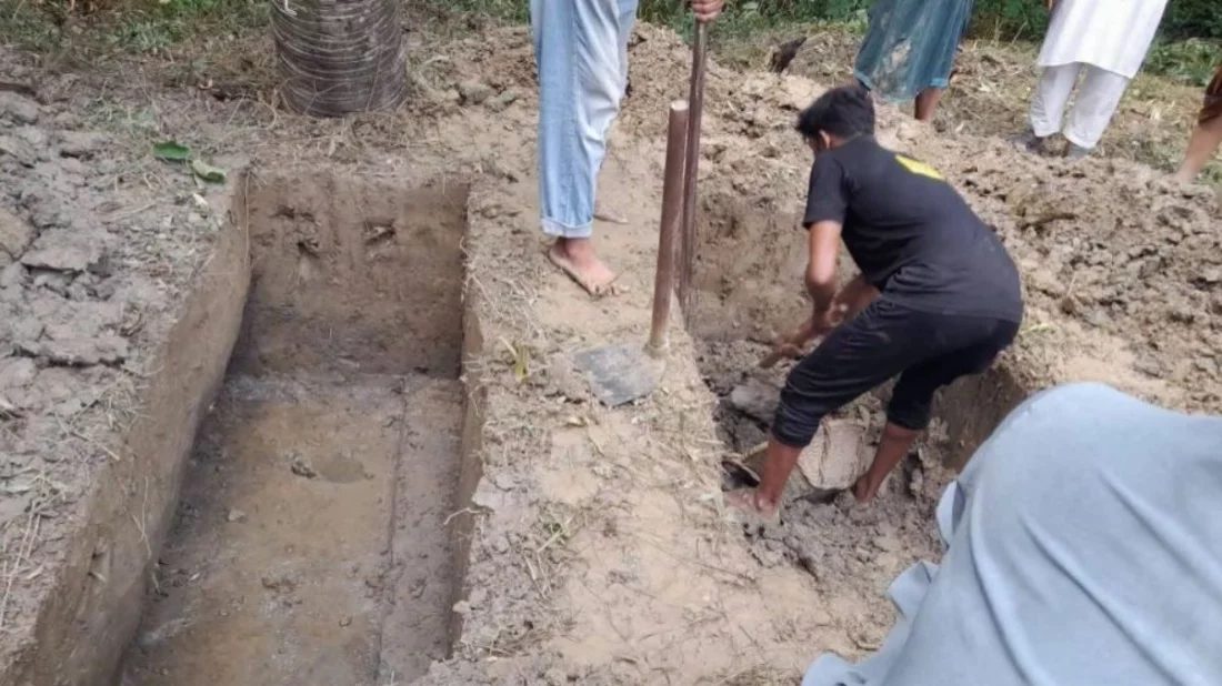 স্বামীর জানাজার ৫ মিনিট আগে স্ত্রীর মৃত্যু, একই সঙ্গে দাফন