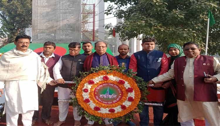 কুষ্টিয়ায় স্মৃতিসৌধে বঙ্গবন্ধু শিক্ষা ও গবেষণা পরিষদের পুষ্পস্তবক অর্পণ