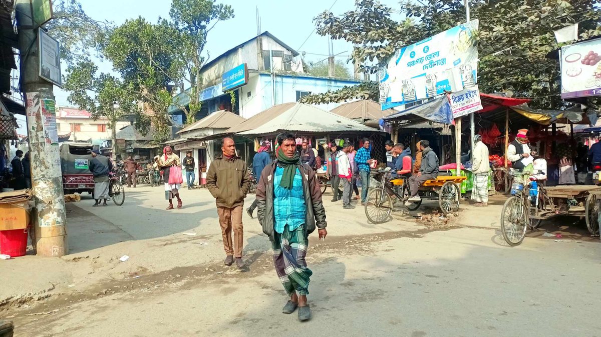 দেবীগঞ্জে সূর্যের দেখা মিললেও তীব্রতা কমেনি শীতের