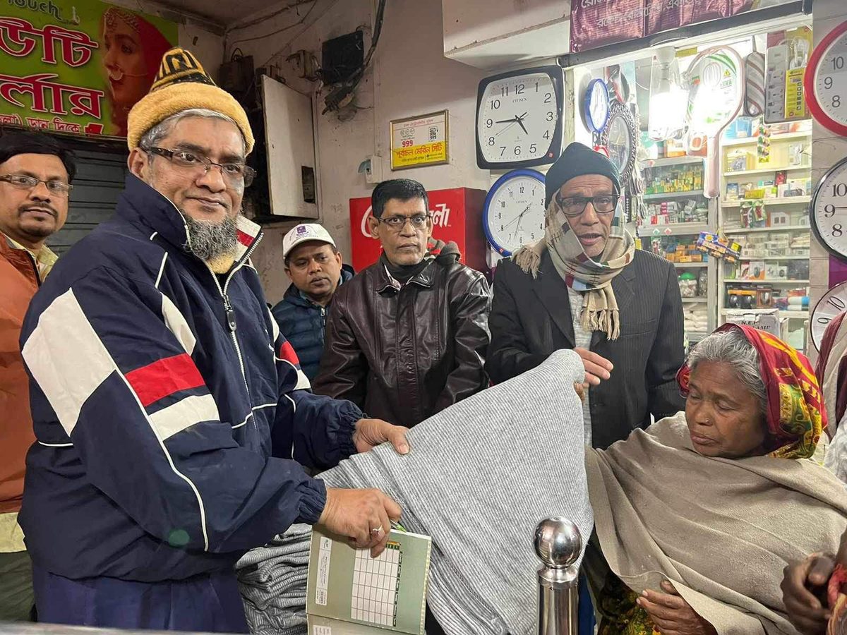 কম্বল নিয়ে শীতার্তদের পাশে স্বেচ্ছাসেবী সংগঠন 'কিছুক্ষন হাতিরপুল'