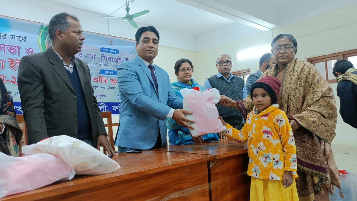 মধুখালীতে দরিদ্র ও মেধাবী শিক্ষার্থীদের মাঝে স্কুল ড্রেস ও শিক্ষা উপকরণ বিতরণ