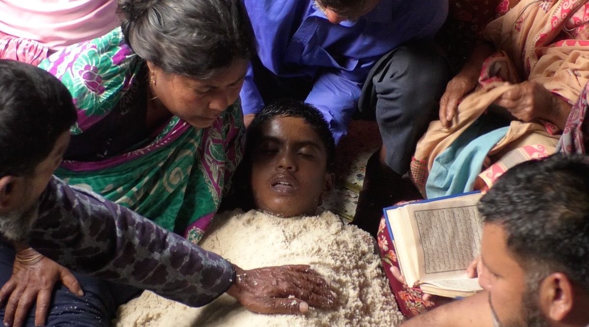 মৃত শিশুকে জীবিত করতে নানা পন্থা অবলম্বন!