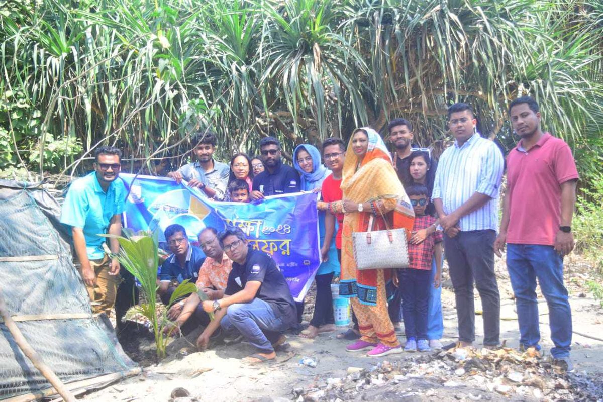 সেন্টমার্টিনে জবির সমাজকর্ম বিভাগের শিক্ষার্থীদের বৃক্ষরোপণ