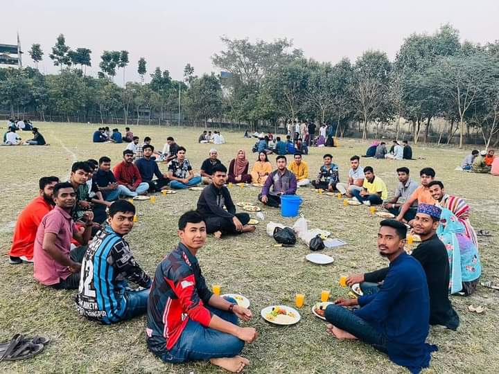 বিকেল হলেই রোজাদার শিক্ষার্থীদের মিলন মেলায় পরিনত বেরোবি