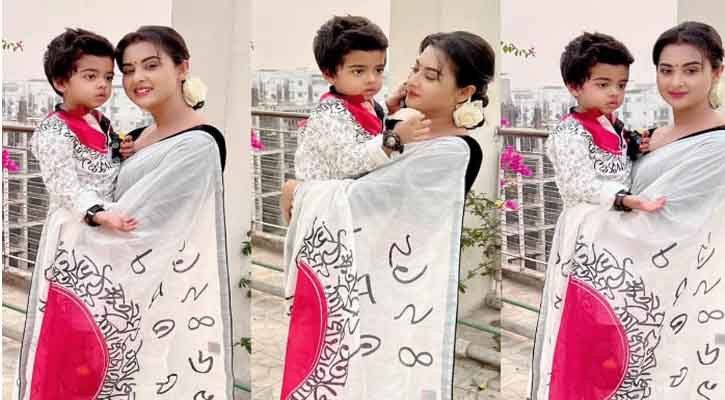 মাতৃভাষা দিবসে বীর শহীদদের প্রতি মা-ছেলের শ্রদ্ধাঞ্জলি