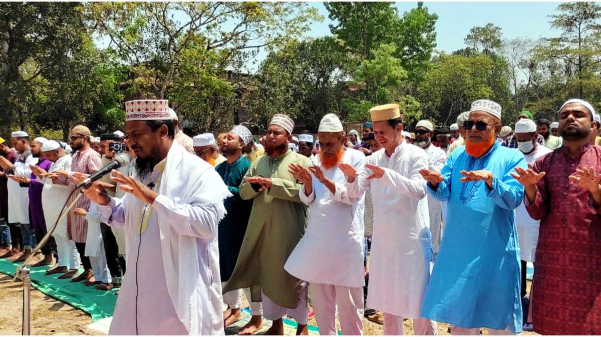 দেবীগঞ্জে বৃষ্টির জন্য কাঁদলেন হাজারো মুসল্লি