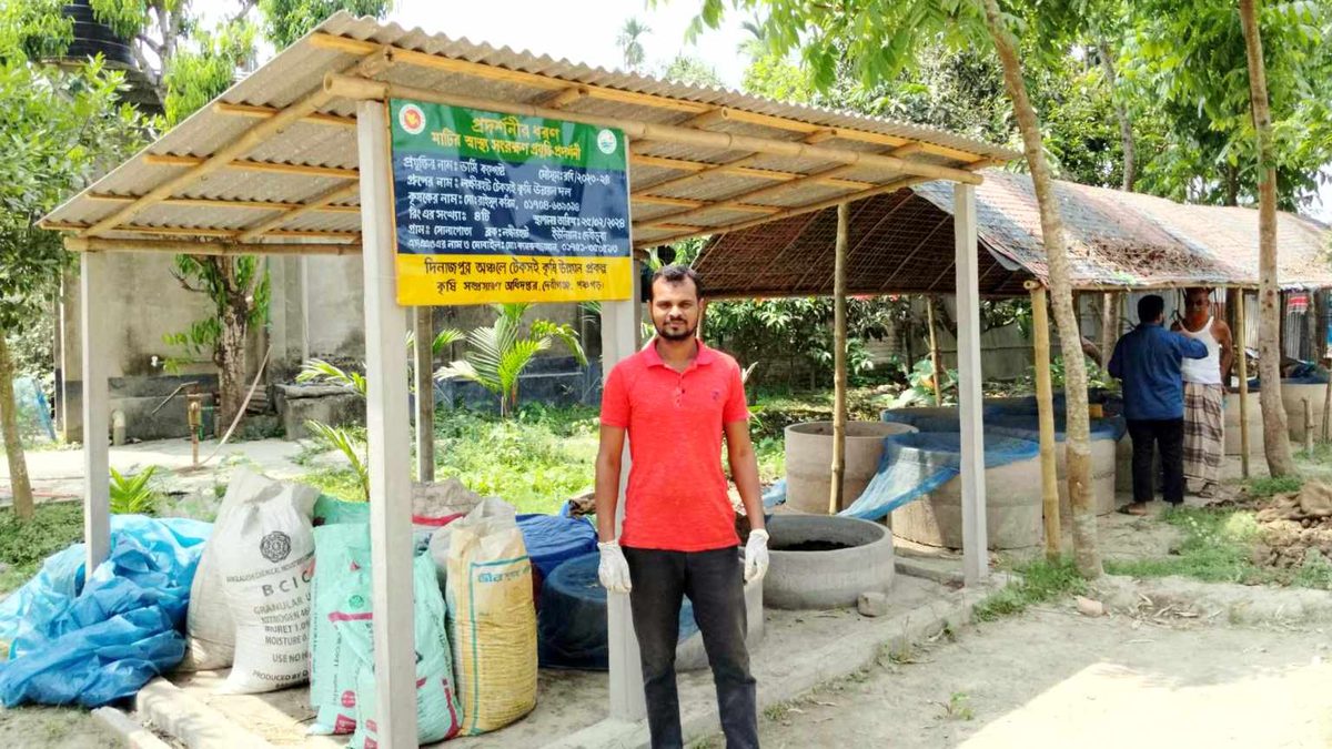 দেবীগঞ্জে ভার্মি কম্পোস্ট সার উৎপাদন করে স্বাবলম্বী রাসেল প্রধান