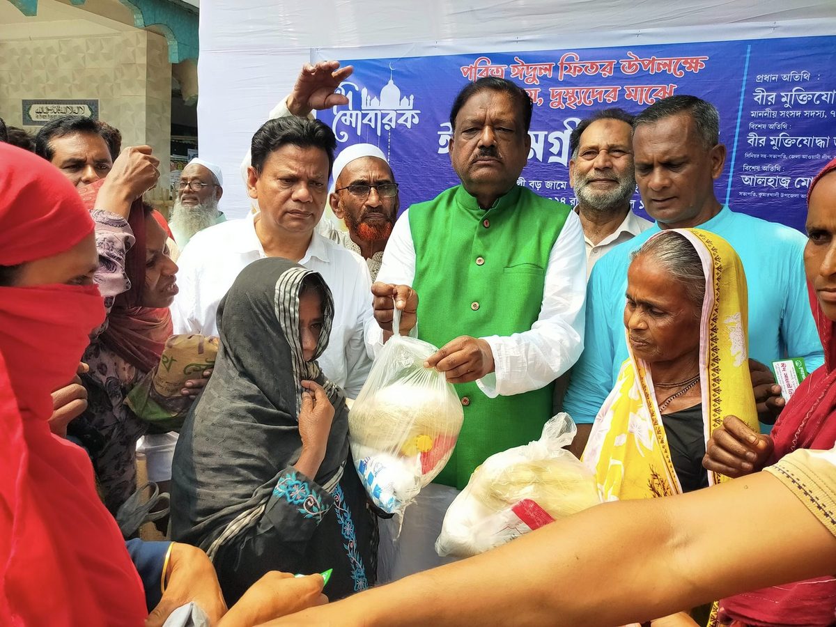 দুস্থদের মাঝে কুমারখালী জনকল্যাণ সংস্থার ঈদ সামগ্রী বিতরণ