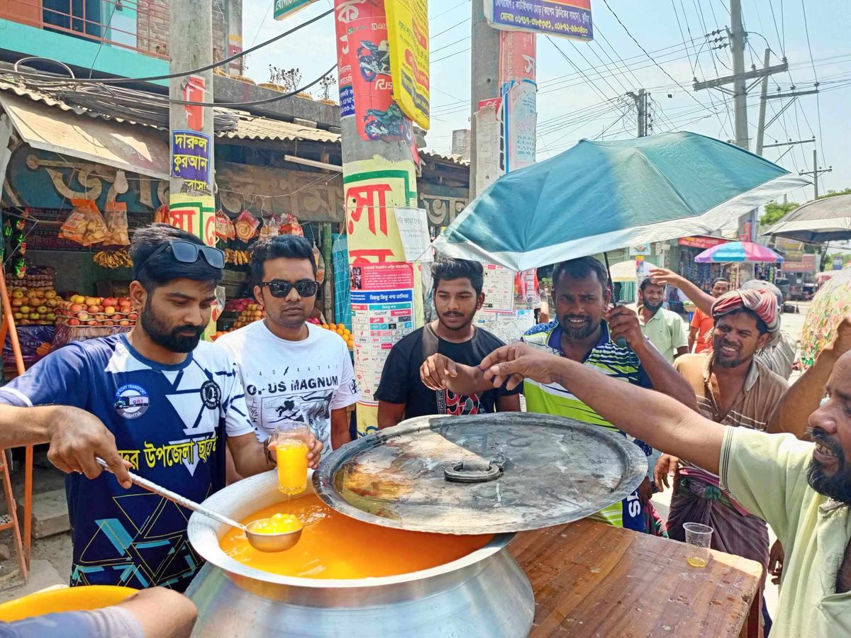 তীব্র তাপদাহে কুষ্টিয়ায় বিনামূল্যে শরবত বিতরণ