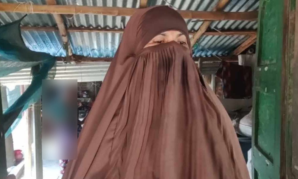 বিয়ের দাবিতে ভাতিজার বাড়িতে চাচির অনশন