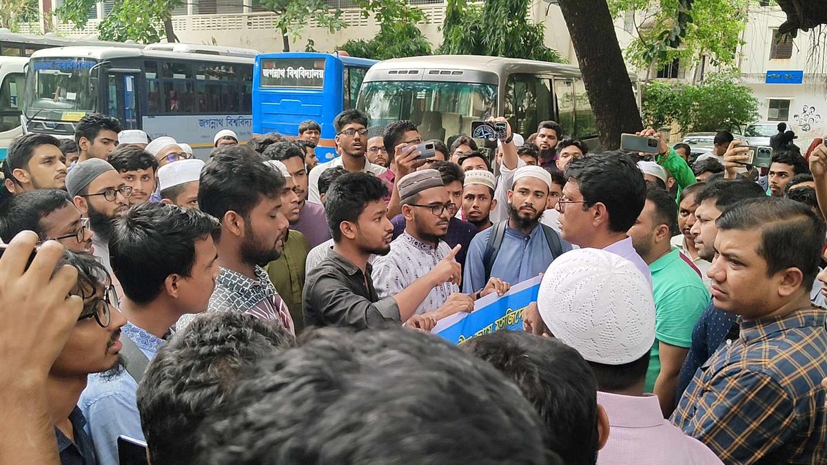 জবির ইমামের অব্যাহতির প্রতিবাদে ডাকা বিক্ষোভে প্রশাসনের বাঁধা