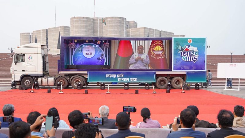 যাত্রা শুরু করলো ভোটের গাড়ি ‘সুপার ক‍্যারাভান’
