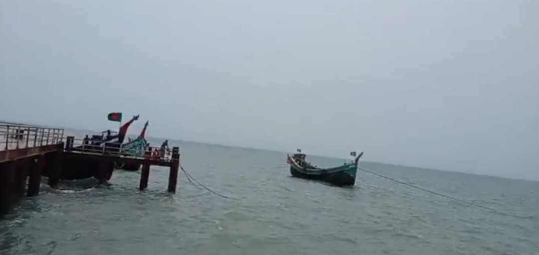 সেন্টমার্টিন থেকে দেখা যাচ্ছে মিয়ানমারের ৩টি যুদ্ধজাহাজ, আতঙ্কে দ্বীপবাসী