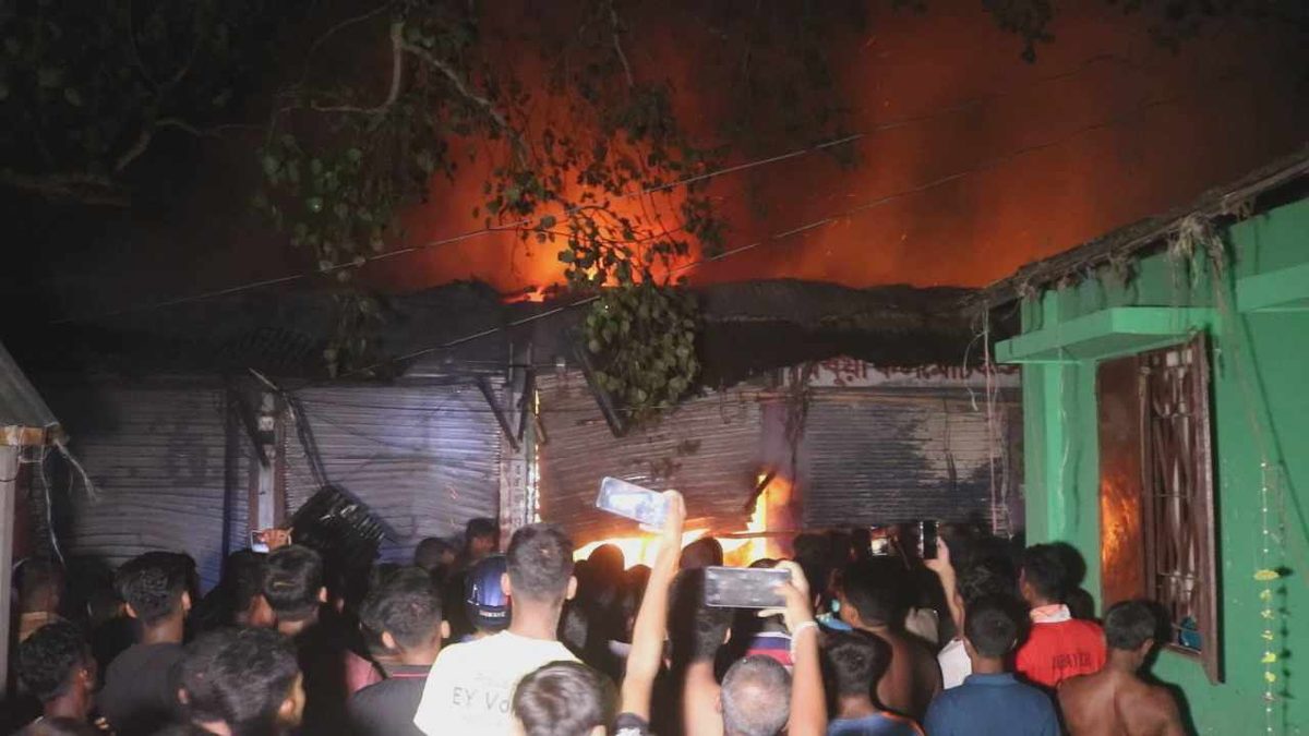 খোকসায় আগুনে পুড়ে ১৫ দোকান ভস্মীভূত,কোটি টাকার ক্ষতি