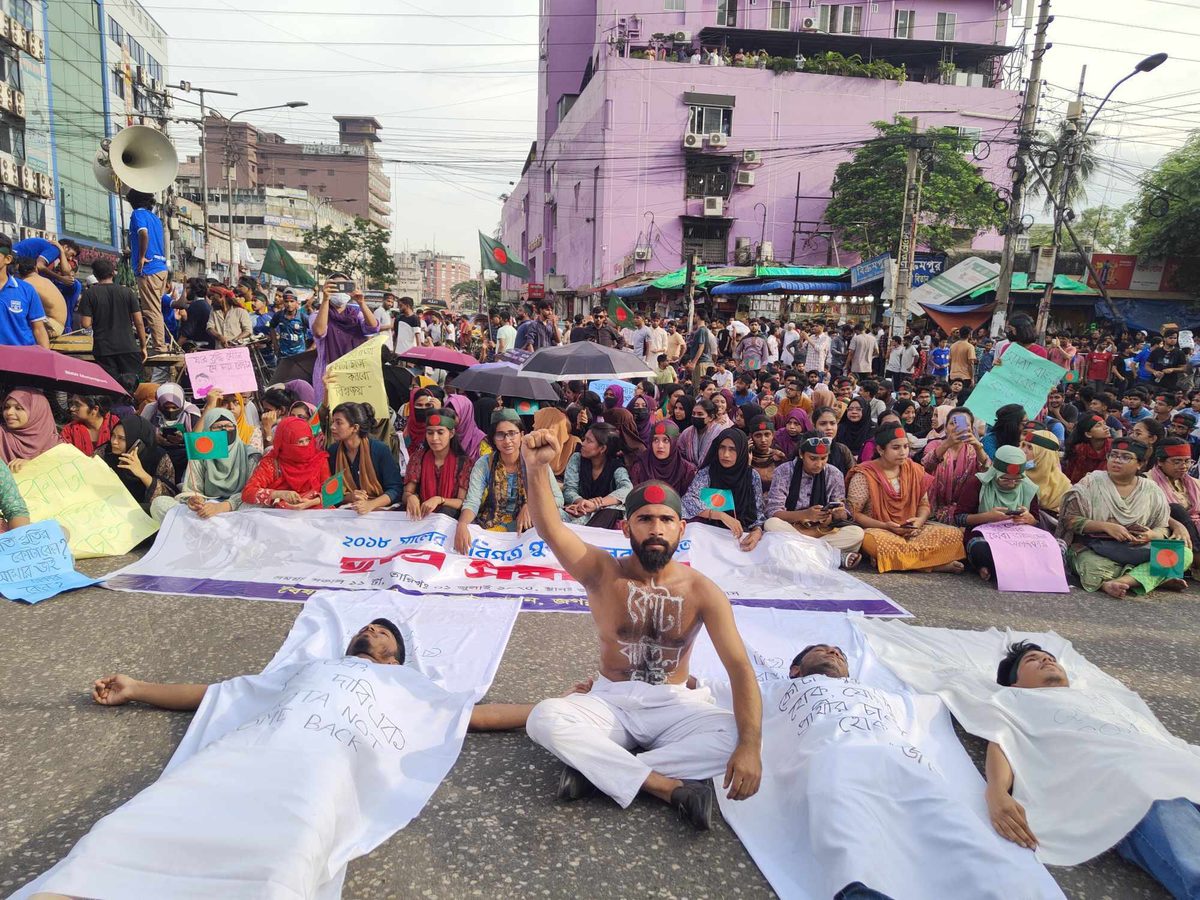 কোটা আন্দোলন: জিরো পয়েন্টে অবরোধ করেছে জবি শিক্ষার্থীরা