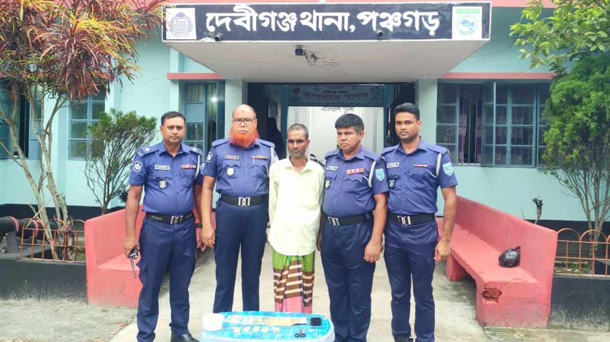 দেবীগঞ্জে মাদক বিক্রির সময় পুলিশের হাতে আটক কারবারি