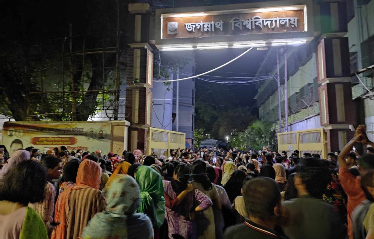 মধ্যরাতে জবিতে বিক্ষোভ মিছিল, প্রধানমন্ত্রীর প্রতি ক্ষোভ প্রকাশ