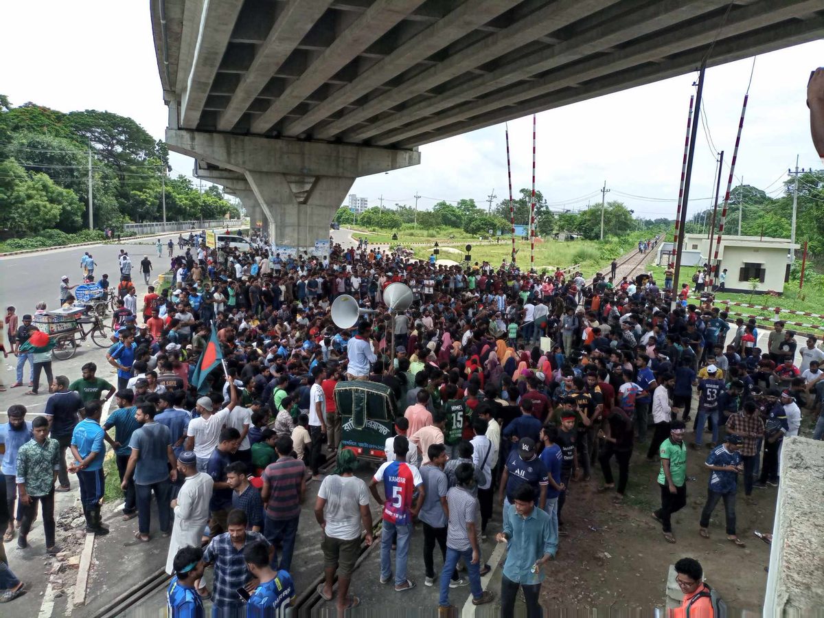 ঢাকা-রাজশাহী রেললাইন অবরোধ রাবি শিক্ষার্থীদের
