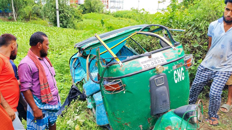 অ্যাম্বুলেন্স-অটোরিকশার মুখোমুখি সংঘর্ষে নিহত ২