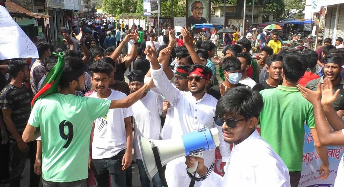 কুমারখালীতে মহাসড়ক অবরোধ করে শিক্ষার্থীদের বিক্ষোভ, আহত ২