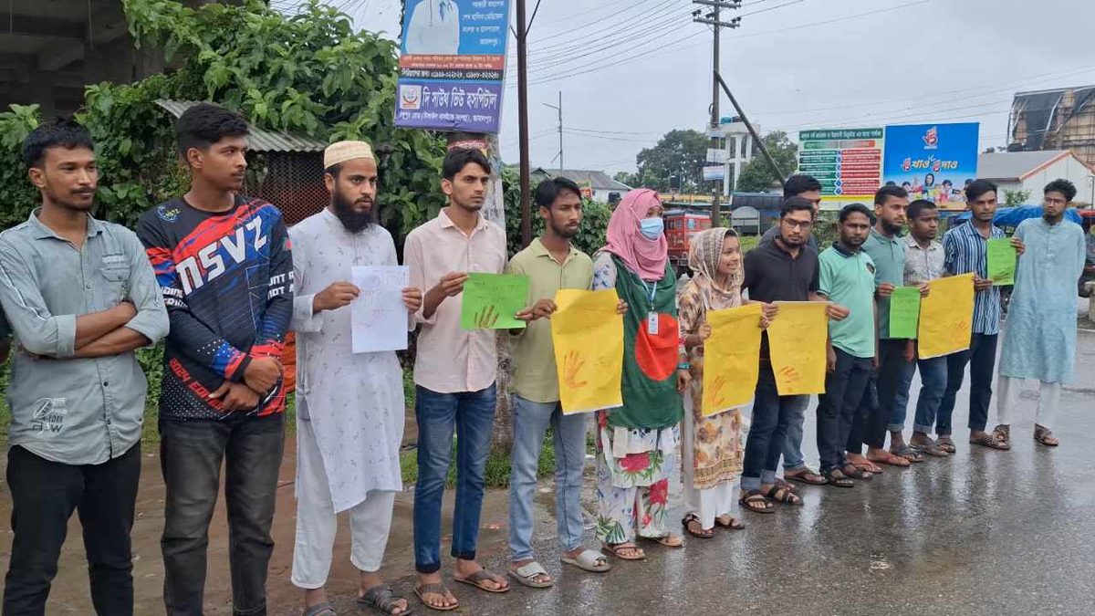 বৃষ্টি উপেক্ষা করে জামালপুরে শিক্ষার্থীদের প্রতিবাদ সমাবেশ