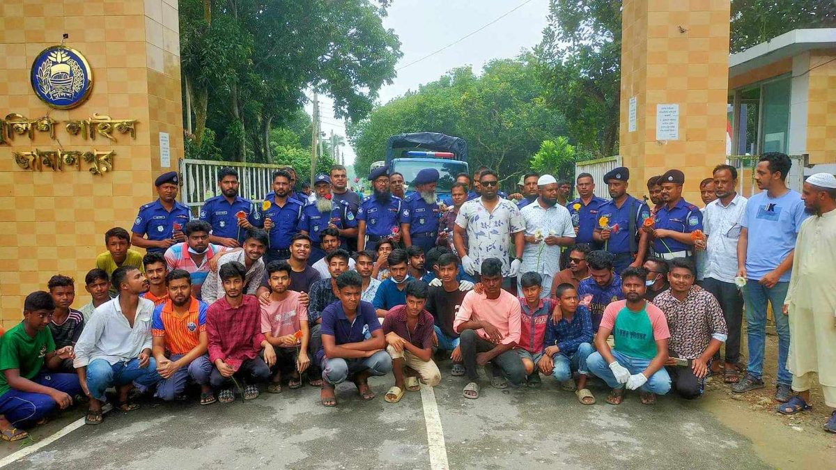 জামালপুরে কর্মস্থলে ফেরায় পুলিশকে ফুল দিয়ে বরণ করল শিক্ষার্থীরা
