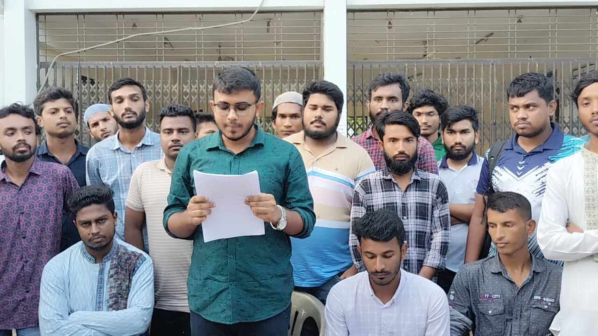 বশেফমুবিপ্রবিতে উপাচার্য রেজিস্ট্রারসহ প্রশাসনকে পদত্যাগের আল্টিমেটাম