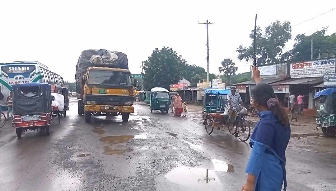 সড়কে শৃঙ্খলা ফেরাতে ট্রাফিক পুলিশের ভূমিকায় স্কাউট শিক্ষার্থীরা
