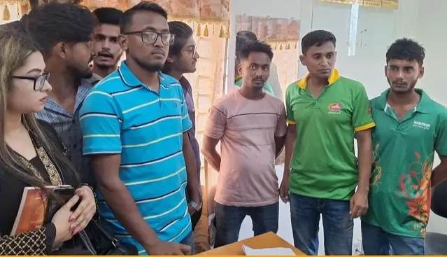জামালপুরে শিক্ষার্থীদের হাতে পাসপোর্ট অফিসের দুই দালাল আটক