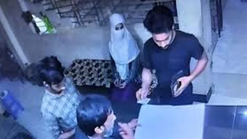 স্বামী-স্ত্রী পরিচয়ে যুবকের সঙ্গে আবাসিক হোটেলে ওঠেন নারী, অতপর...